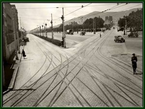 A principios de los años 40, esta fotografía de Leopoldo Plasencia muestra el cruce de la Diagonal con la carretera de Sarrià, entonces considerado las afueras de Barcelona, con tranvías, edificios bajos y espacios aún semiperiféricos